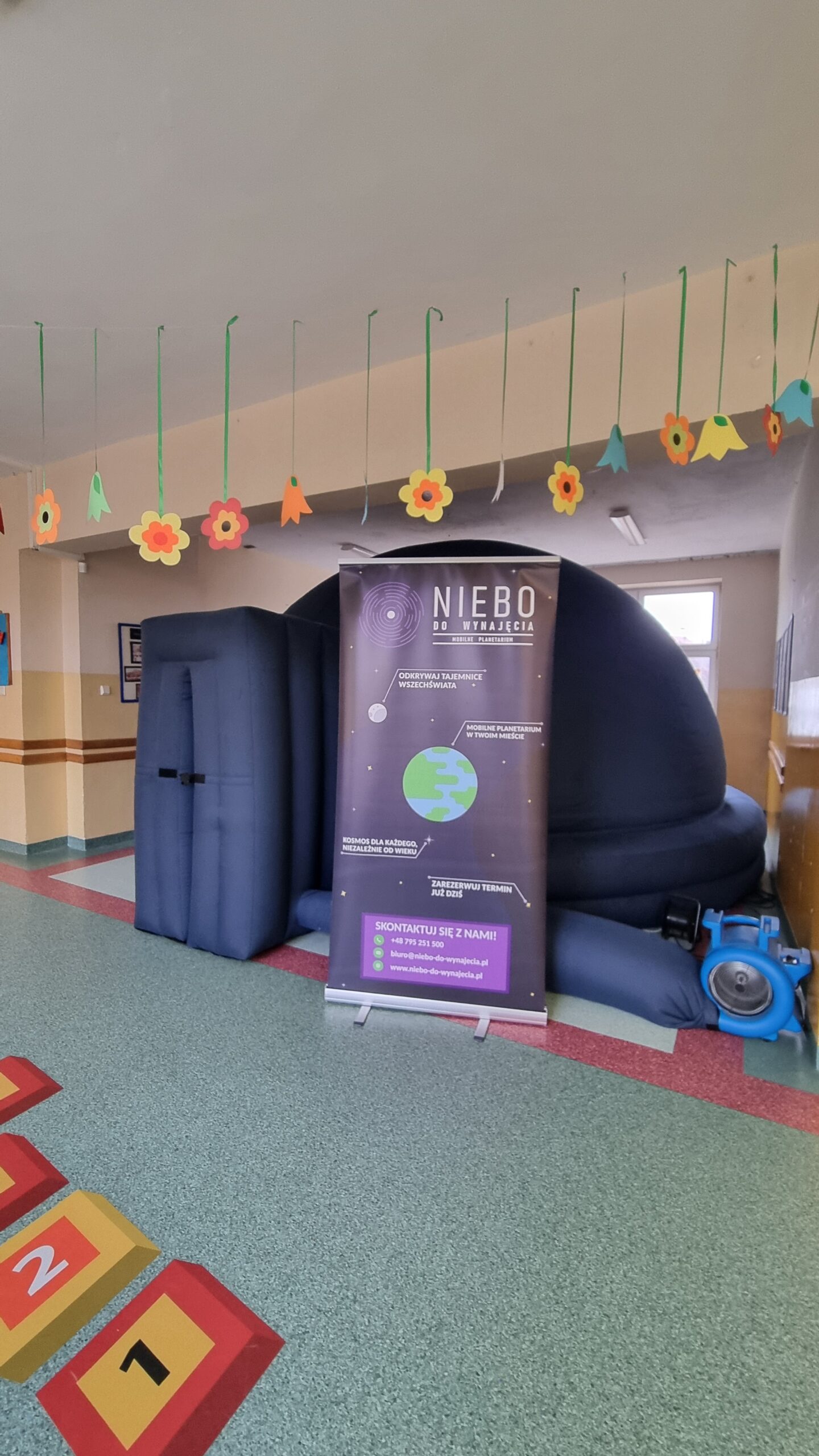 Mobilne planetarium Niebo do Wynajęcia podczas zajęć edukacyjnych w szkole